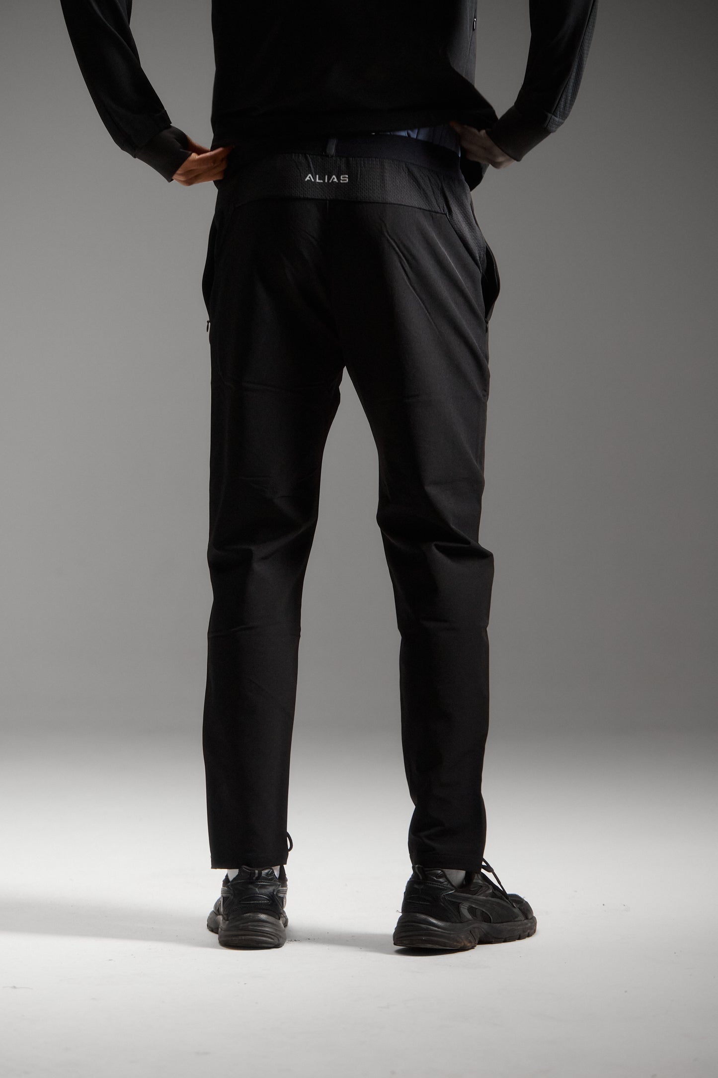 PERFORMANCE PANTS - BLACK